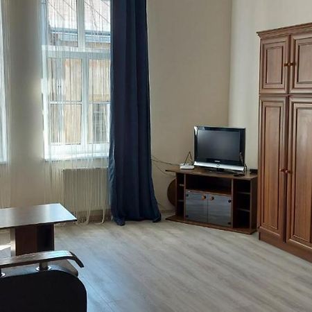 2 Bedroom Apartment On Tomashivskogo Street 7 Lviv Exterior photo